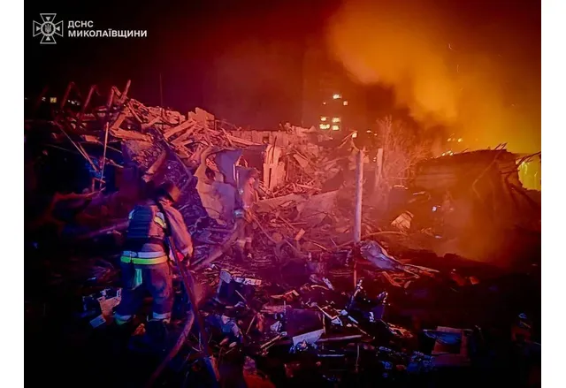 Руски окупатори атакуват с ракети жилищен квартал в Николаев След