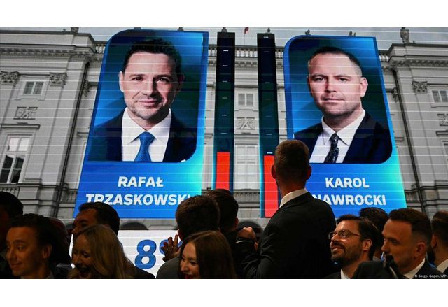 Проевропейският кмет на Варшава Рафал Тшасковски и историкът националист Карол