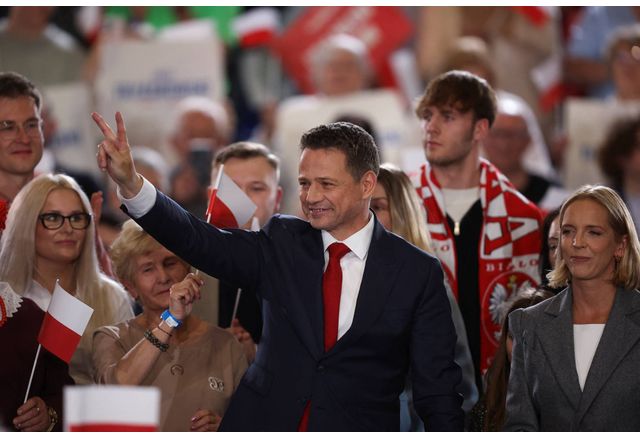 Kметът на Варшава либералът Рафал Тшасковски води преди втория