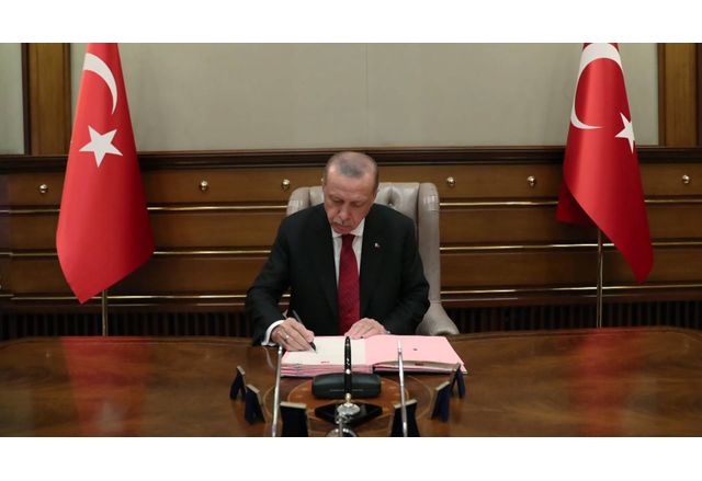 Турският президент Реджеп Тайип Ердоган подписа решение на турския парламент