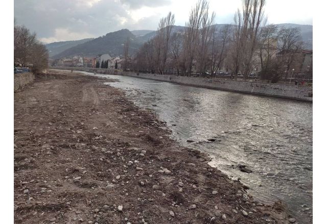 Почистват коритото на река Чая в регулацията на Асеновград съобщават