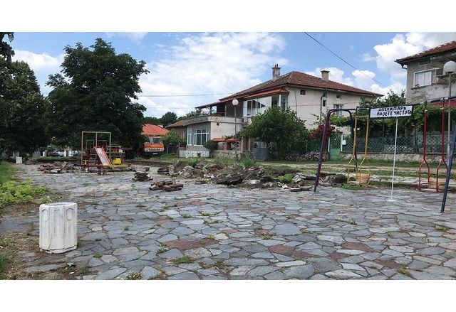 Община Карлово започна ремонтните дейности по проект Благоустрояване на УПИ