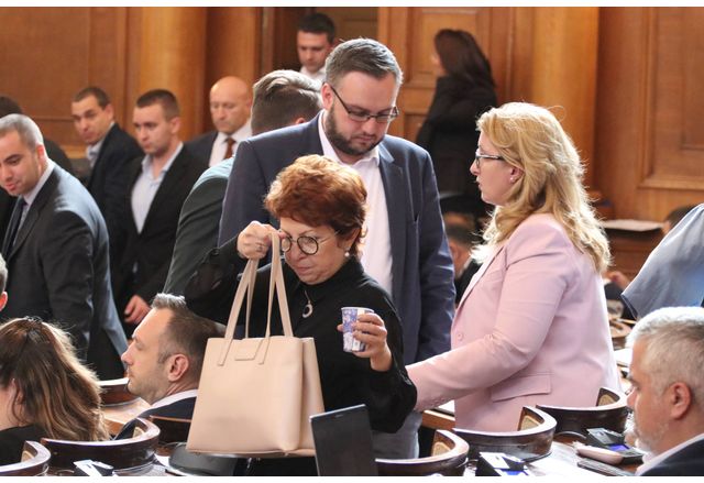 Рена Стефанова, ПП (в средата с чантата)