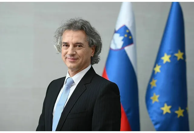 Роберт Голоб