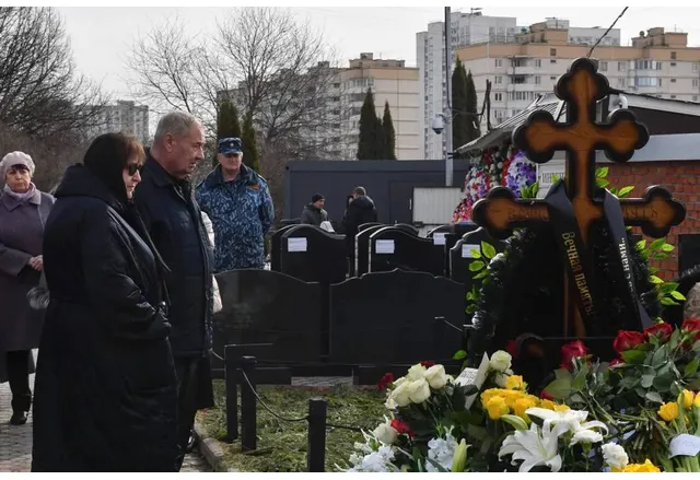 на 40-ия ден след смъртта на Алексей Навални - Людмила Навалная и бащата на политика Анатолий дойдоха на гроба на сина си