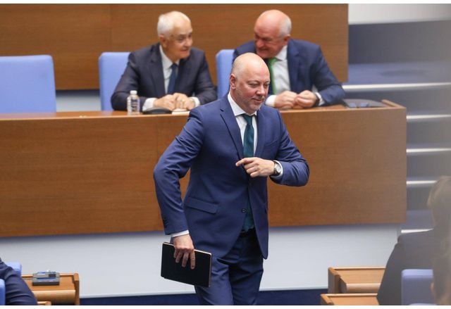 Правителството няма да подава оставка защото се справя добре и