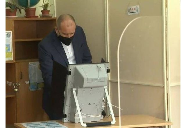 Румен Радев гласува машинно