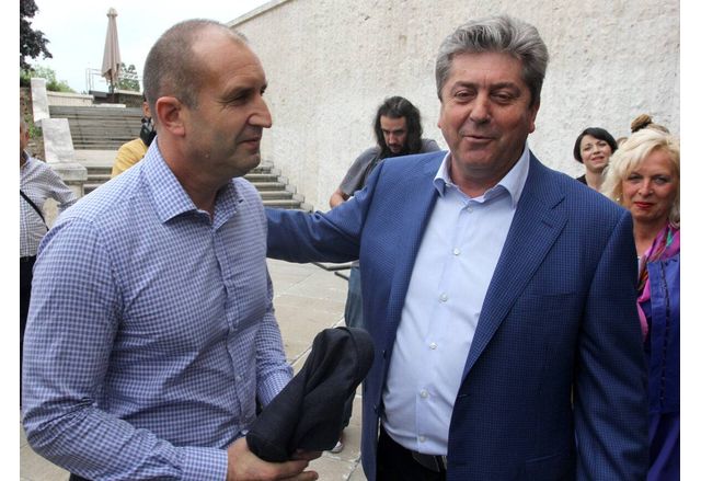 Румен Радев не проявява характер а се снишава Това му