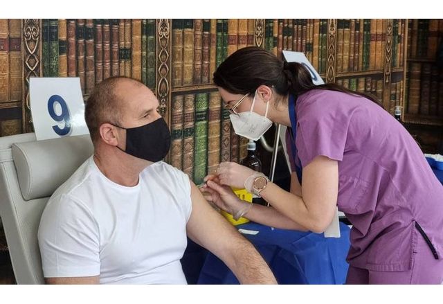 Румен Радев си слага подсилваща доза ваксина
