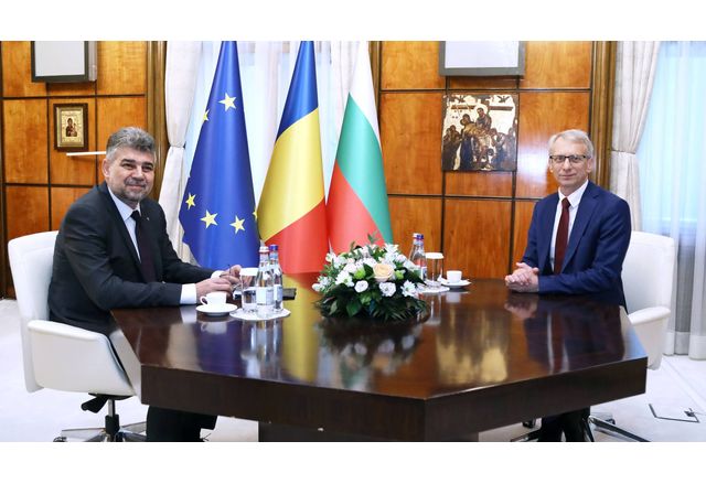 Румънският премиер Йон-Марчел Чолаку и българският му колега Николай Денков