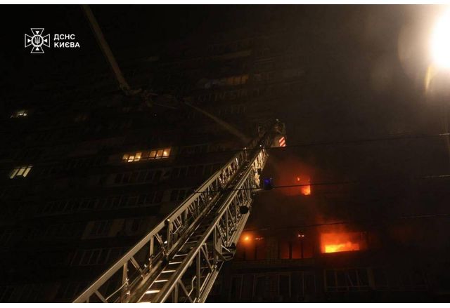 Два многоетажни жилищни блока в украинската столица Киев бяха поразени