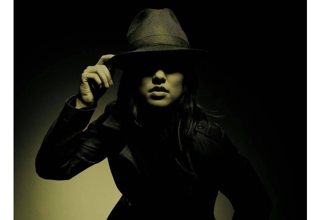 Бивша дългогодишна асистентка на крайно десен български евродепутат е заподозряна