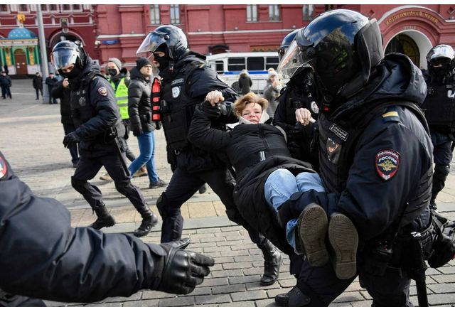 Руската полиция арестува демонстранти