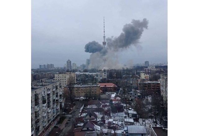 Руските военнопрестъпници удариха телевизионната кула в Киев
