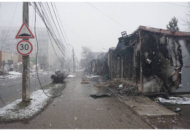 Руските военнопрестъпници унищожават жилищни квартали в Украйна