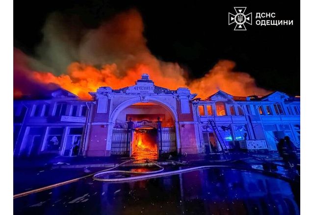 Одеса е подложена на масирана атака с дронове силни взривове