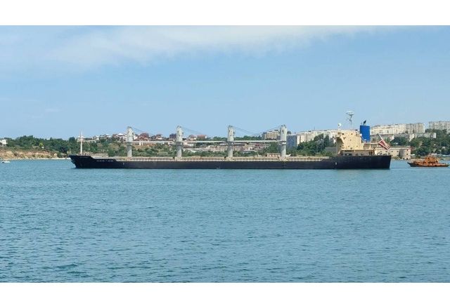 Руският кораб за насипни товари "Матрос Кузинич"