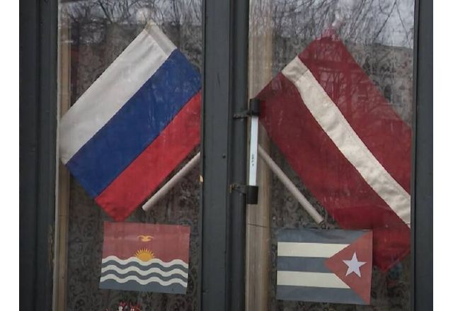 Руското знаме на прозореца на Елена Крейле