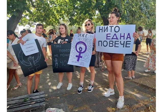 Ръководството на Карлово участва в мирен протест срещу насилието