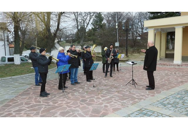 И Дунавско хоро да изиграятдърветата нагазили в тревата Хорото е