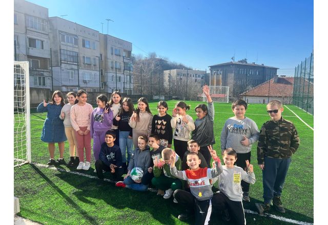 На нови спортни площадки се радват две оряховски училища Това