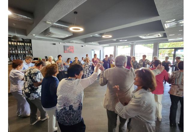С песни и танци пенсионерите в Ихтиман отбелязаха празника си
