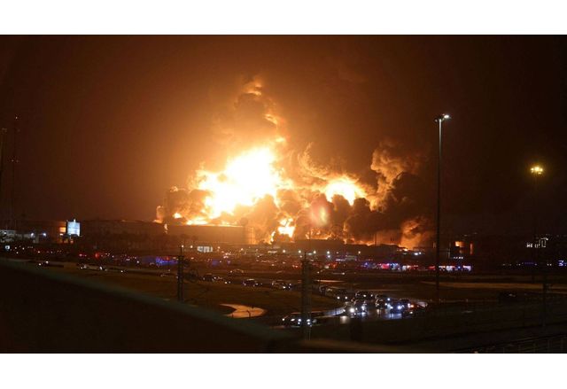 САЩ и Великобритания нанесоха удари от въздух и море срещу