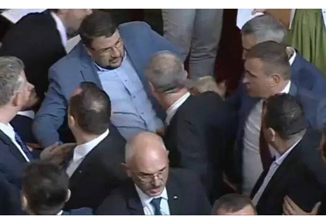 Депутатите стигнаха до саморазправа в Народното събрание в началото на