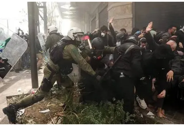 За десетки арести и 29 ранени съобщават гръцките медии след