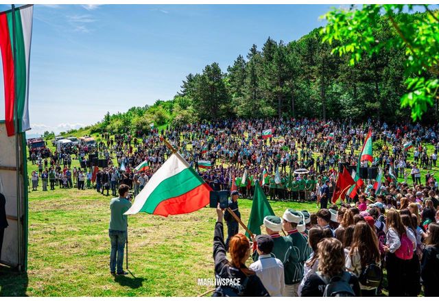 Хиляди Ботеви поклонници се стекоха на връх Околчица за да