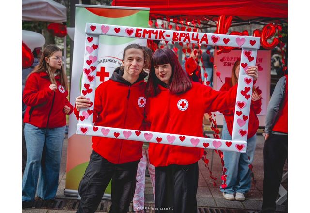Алеята на любовта посрещна всички влюбени които имаха възможност да се
