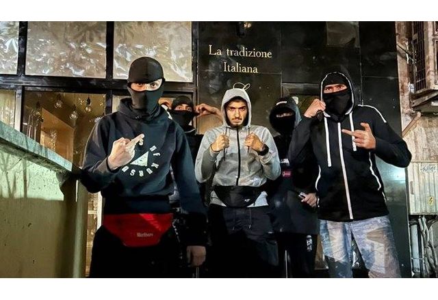 Светльо Младенов в гангстерска поза (в средата) със свои приятели от квартала