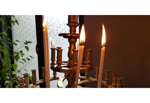 Двойно поскъпване на църковните свещи от началото на месеца Решението