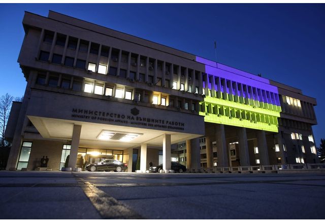 Сградата на МВнР в цветовете на украинското знаме