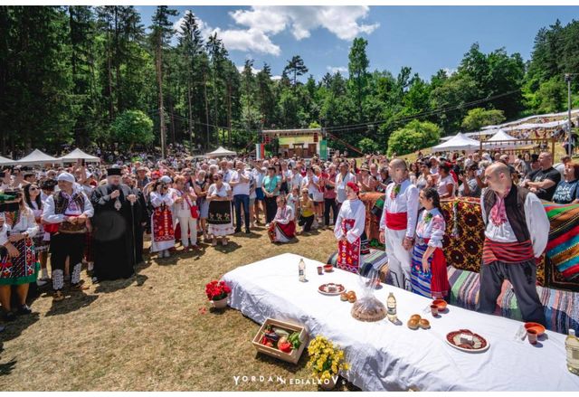 Пресъздаването на автентичната Северняшка сватба бе дадено с обичая калесване