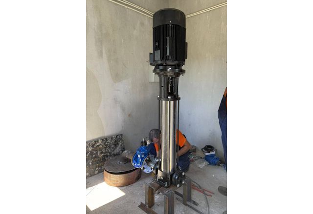 Преди няколко дни беше монтирана помпата, чрез която да се добива и изпраща водата до водохранилището на Червен