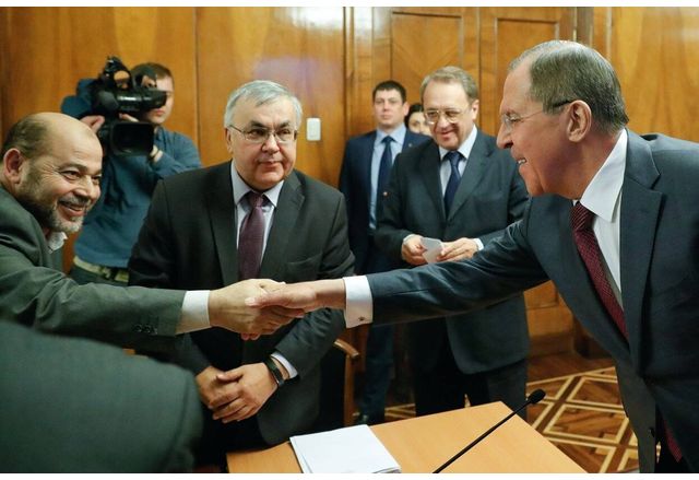 Сергей Лавров се ръкува с Абу Марзук, високопоставен член на Хамас