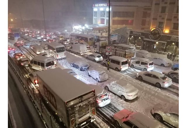 Силният снеговалеж блокира Истанбул