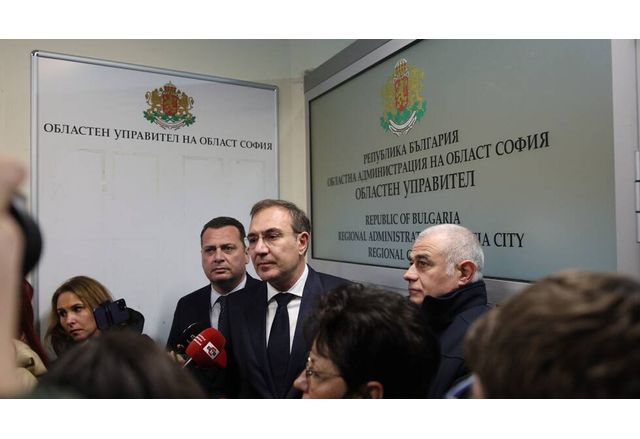 Скандалните БСП депутати, нахлули в областната управа на София