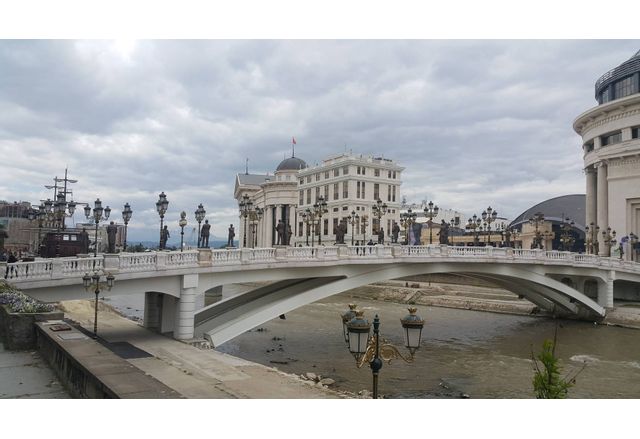 Гъстата мъгла и слабата видимост напълно парализираха международното летище в