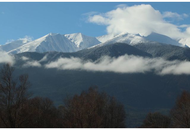 Сленчево есенно време, с минимална облачност