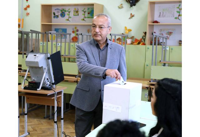 Служебният премиер Гълъб Донев гласува