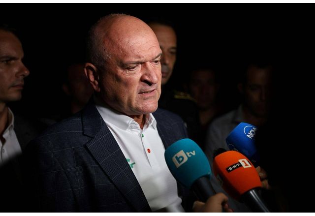 Пожарът край Брезово е ограничен и продължава работата по овладяването