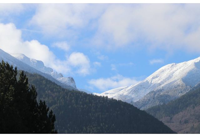 Слънчево есенно време, с разкъсана облачност