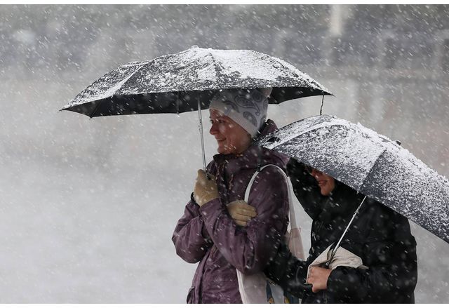Днес ще се задържи студено облачно с валежи от сняг