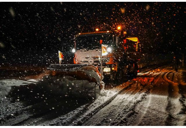 Пътната обстановка в страната остава усложнена заради снеговалежите Над 1000