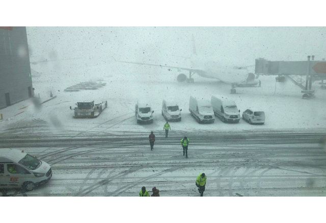 Снегът срути покрив на летище в Истанбул