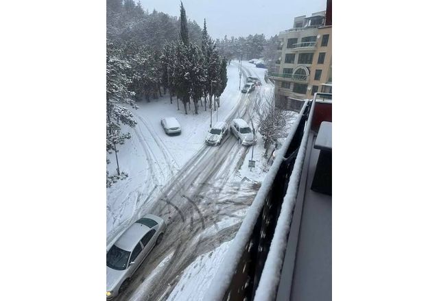 За снежен хаос във Варна алармират жители на морската столица в социалните