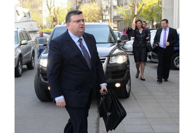 Депутатите приеха оставката на председателя на КПКОНПИ Сотир Цацаров след