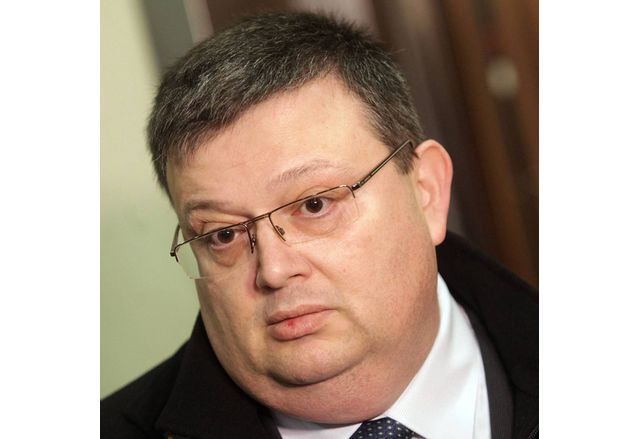 Председателят на Антикорупционната комисия Сотир Цацаров e сезирал прокуратурата с